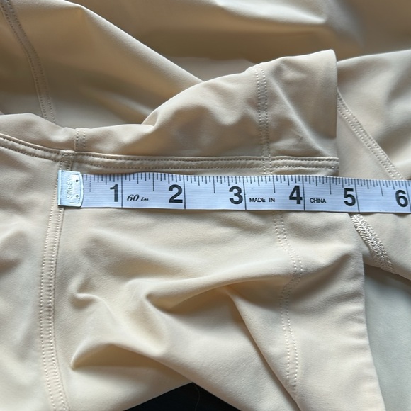 Lululemon Lightweight High Neck Romper Prosecco Open Back Cream Yellow Sz 10 - Picture 15 of 15